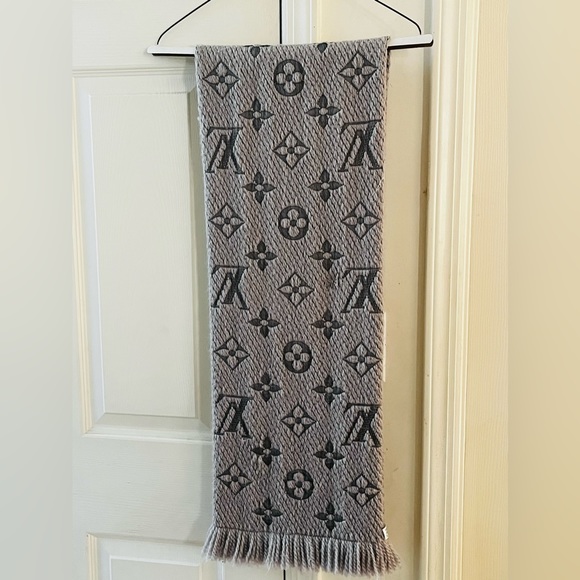 Louis Vuitton Logomania Wool Scarf, Light & Dark Gray Combination - Picture 4 of 12